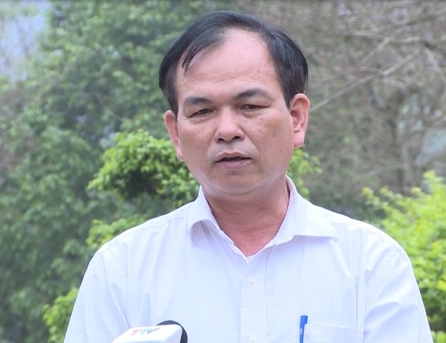Ông Nguyễn Đình Sơn, Phó Chi cục trưởng Chi cục Trồng trọt và Bảo vệ thực vật Thanh Hóa: Bệnh do vi rút gây ra, có khả năng phát tán, lây lan nhanh qua môi giới là bọ phấn trắng và qua hom giống lấy từ cây bệnh từ vụ trước. Bệnh khảm lá sắn hiện chưa có thuốc đặc trị, vì vậy bà con phun thuốc chủ yếu diệt trừ môi giới để tránh lây lan. Đồng thời phải vệ sinh sạch sẽ đồng ruộng để tránh các tác nhân gây bệnh.