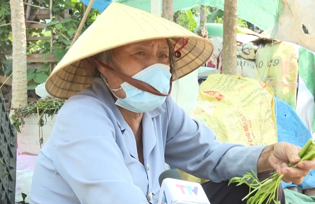 Â hình: Bà Nguyễn Thị Lan  Tiểu thương chợ cóc  Phú Sơn, thành phố Thanh Hóa  (trước bọn tôi vào chợ mới, chấp hành hết quy định đấy nhưng vào đó có khách đâu, không bán được nên mới phải ra ngoài)