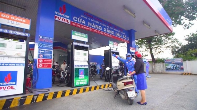 Giá xăng ngày mai có thể giảm gần 1.000 đồng/lít