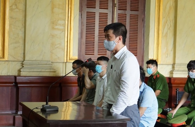 Bị cáo Phúc trả lời câu hỏi của tòa.