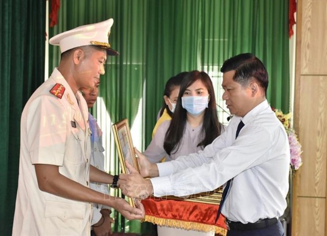 Ông Trần Văn Tuấn, Phó Chủ tịch UBND tỉnh Bà Rịa - Vũng Tàu trao bằng khen cho Đại úy Thái Ngô Hiếu, Phòng Cảnh sát Phòng cháy chữa cháy và Cứu hộ cứu nạn-Công an tỉnh Đồng Nai. Ảnh: TTXVN
