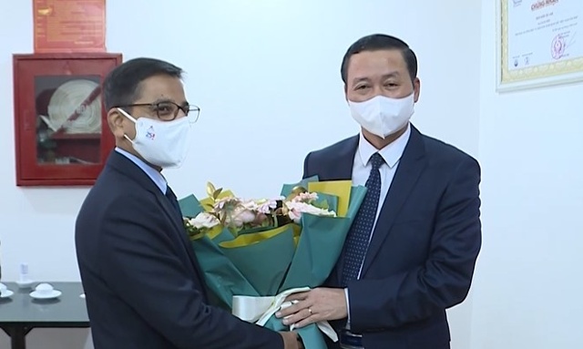 Đồng ch&iacute; Đỗ Minh Tuấn, Ph&oacute; B&iacute; thư Tỉnh ủy, Chủ tịch UBND tỉnh đ&oacute;n tiếp, tặng hoa ng&agrave;i Pranay Verma, Đại sứ Đặc mệnh to&agrave;n quyền Cộng h&ograve;a Ấn Độ tại Việt Nam.