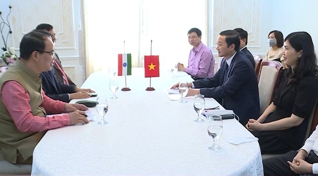 L&atilde;nh đạo tỉnh Thanh H&oacute;a v&agrave; đo&agrave;n c&ocirc;ng t&aacute;c của ng&agrave;i đại sứ đặc mệnh to&agrave;n quyền Cộng h&ograve;a Ấn Độ tại Việt Nam c&ugrave;ng trao đổi c&aacute;c cơ hội hợp t&aacute;c.