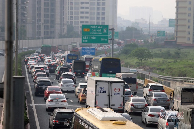 Nút giao cao tốc Pháp Vân - đường vành đai 3 thường xuyên ùn tắc 