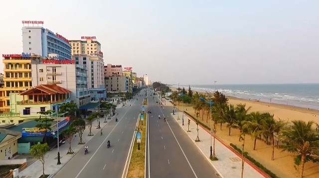 Ông Lê Trung Sơn, Phó Bí thư thường trực Thành ủy Sầm Sơn, tỉnh Thanh Hóa cho biết thêm, thời gian qua, Ban Thường vụ Tỉnh ủy Sầm Sơn đã đẩy mạnh công tác tuyên truyền nhằm giúp cán bộ, đảng viên, đoàn viên, hội viên và các tầng lớp nhân dân trên địa bàn nhận thức sâu sắc, nắm vững 5 quan điểm phát triển, mục tiêu phát triển thành phố Sầm Sơn đến năm 2030, tầm nhìn 2045