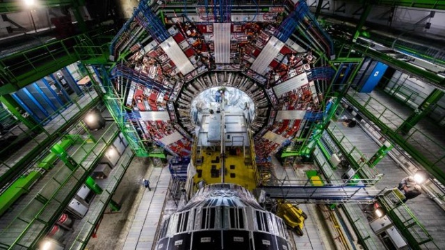 Máy gia tốc hạt lớn (Large Hadron Collider -LHC). Ảnh: newzflash.in Việc tái khởi động LHC là một quy trình phức tạp và các nhà nghiên cứu tại CE