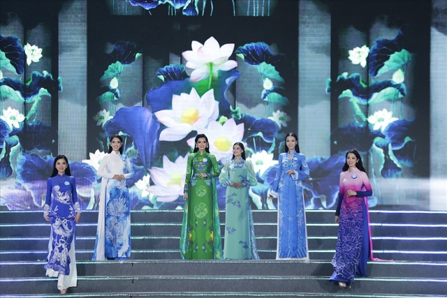 Các thí sinh Miss World Việt Nam thướt tha trong tà áo dài truyền thống. Ảnh: SV.