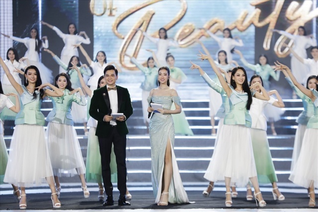 Hoa hậu Đỗ Mỹ Linh và MC Danh Tùng “cầm trịch” đêm chung khảo Miss World Việt Nam. Ảnh: SV.