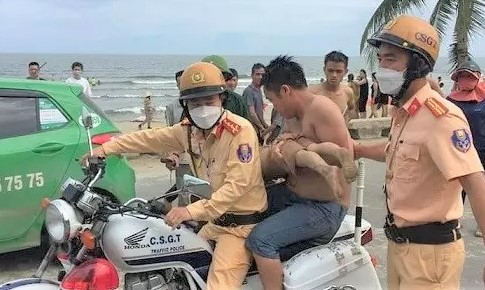 CSGT kịp thời dùng xe chuyên dụng đưa cháu bé đi cấp cứu. Ảnh CTV