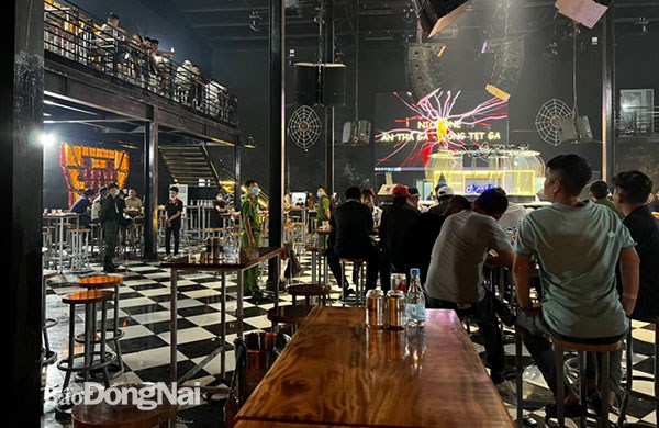 Lực lượng c&ocirc;ng an kiểm tra b&ecirc;n trong qu&aacute;n Nice Beer Club. (Ảnh: C&ocirc;ng an cung cấp/baodongnai.com.vn)