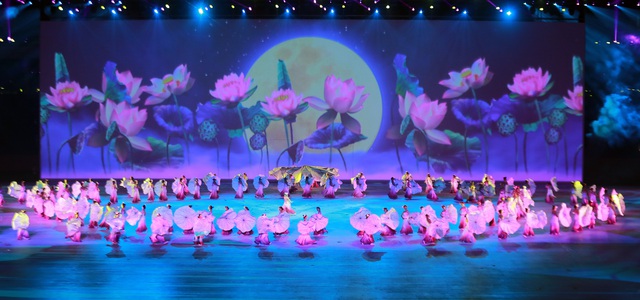 Màn trình diễn hoa sen trong buổi tổng duyệt Lễ khai mạc SEA Games 31 tối 10/5. Ảnh: VGP/Đình Nam