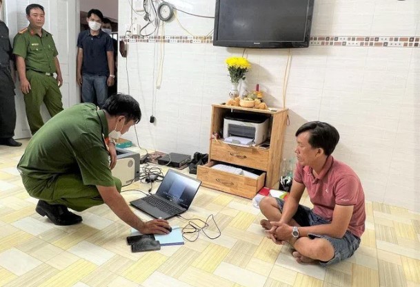 Công an khám xét nhà đối tượng Trần Văn Quí, ở phường Vĩnh Mỹ, TP Châu Đốc.