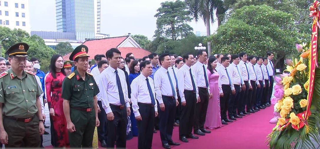 Đoàn đại biểu Tỉnh ủy, HĐND, UBND, Ủy ban MTTQ tỉnh Thanh Hóa đặt vòng hoa, dâng hương tại Khu văn hóa tưởng niệm Chủ tịch Hồ Chí Minh.