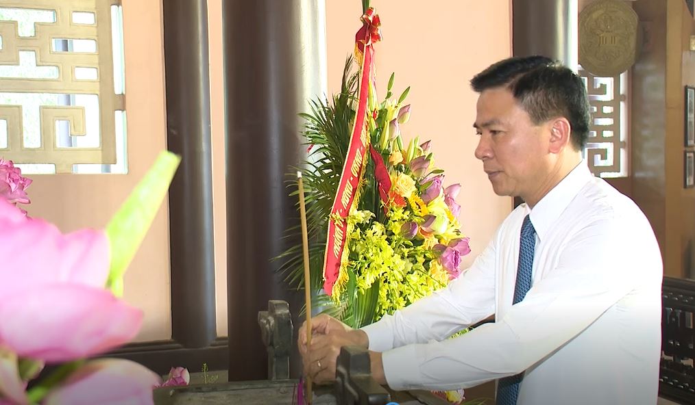 Đồng chí Đỗ Trọng Hưng, Ủy viên Trung ương Đảng, Bí thư Tỉnh ủy, Chủ tịch HĐND tỉnh thành kính tưởng nhớ Chủ tịch Hồ Chí Minh.