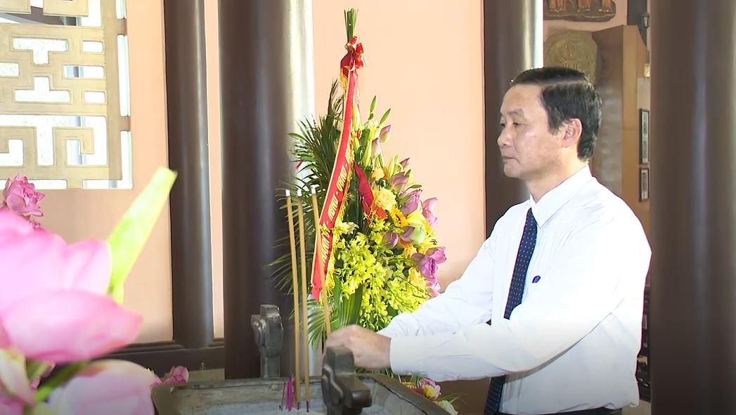 Đồng chí Đỗ Minh Tuấn, Phó Bí thư Tỉnh ủy, Chủ tịch UBND tỉnh dâng hương tưởng nhớ Chủ tịch Hồ Chí Minh.