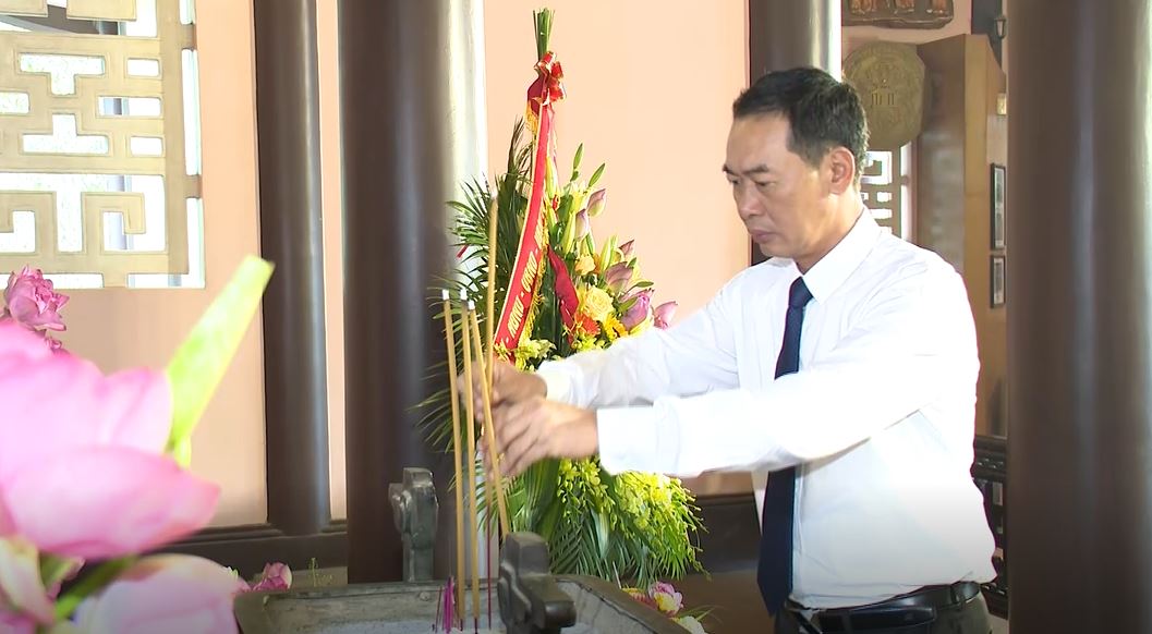 Đồng chí Trịnh Tuấn Sinh, Phó Bí thư Tỉnh ủy dâng hương tưởng nhớ Chủ tịch Hồ Chí Minh.