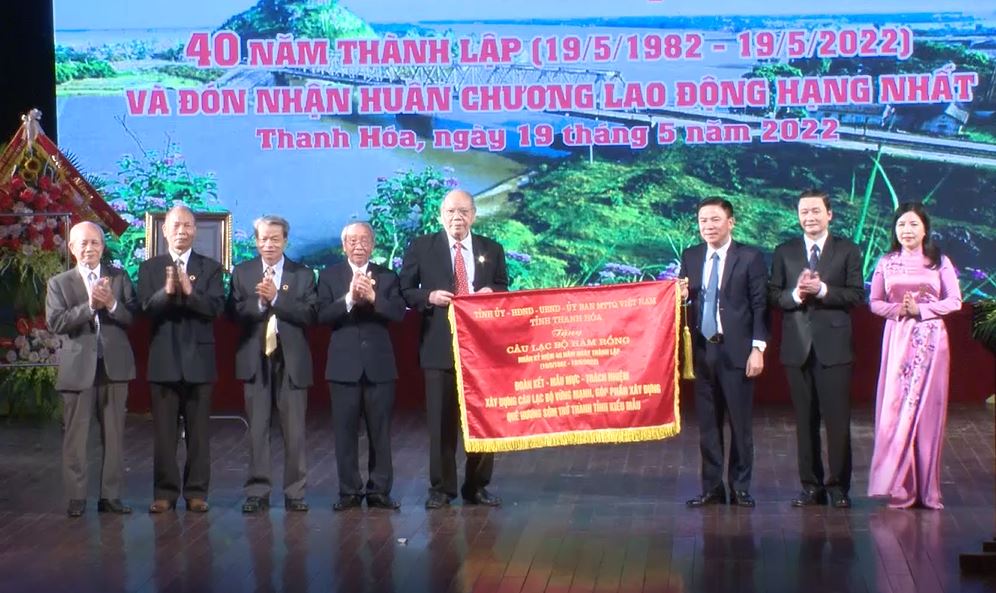 Thay mặt Tỉnh ủy, HĐND, Ủy ban MTTQ tỉnh, c&aacute;c đồng ch&iacute;: B&iacute; thư Tỉnh ủy Đỗ Trọng Hưng; Chủ tịch UBND tỉnh Đỗ Minh Tuấn; Trưởng ban D&acirc;n vận Tỉnh ủy, Chủ tịch Ủy ban MTTQ tỉnh Phạm Thị Thanh Thủy trao bức trướng cho CLB H&agrave;m Rồng.