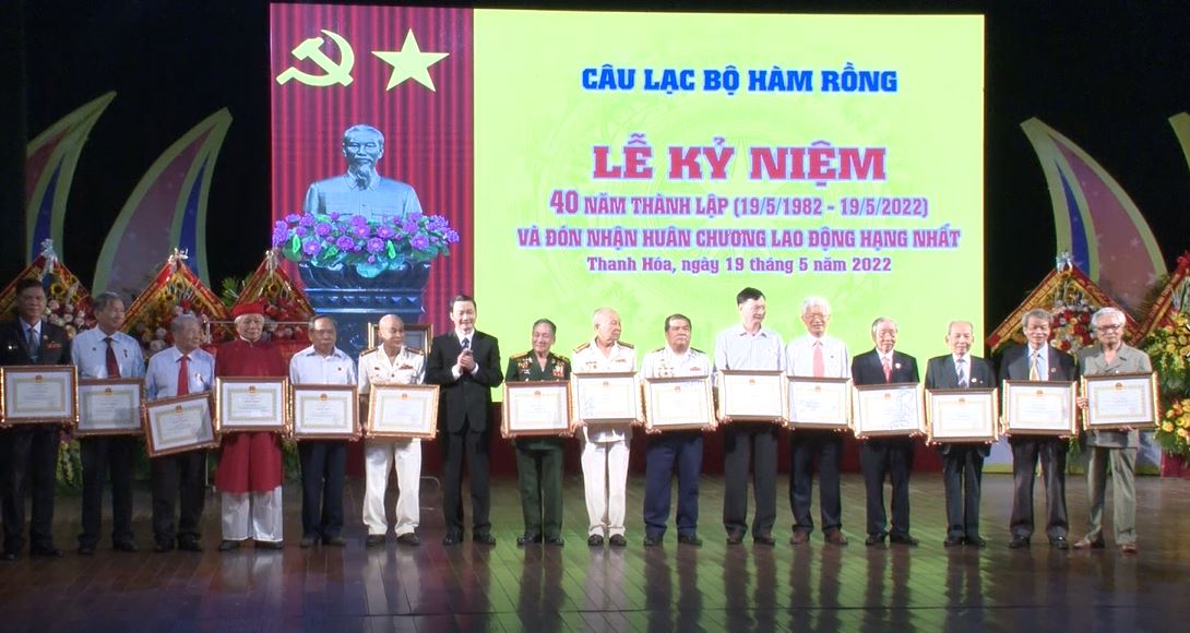 Đồng ch&iacute; Chủ tịch UBND tỉnh Đỗ Minh Tuấn trao Bằng khen Chủ tịch UBND tỉnh cho 7 tập thể, 12 c&aacute; nh&acirc;n đ&atilde; c&oacute; th&agrave;nh t&iacute;ch xuất sắc trong đợt thi đua cao điểm ch&agrave;o mừng kỷ niệm 40 năm th&agrave;nh lập CLB H&agrave;m Rồng.