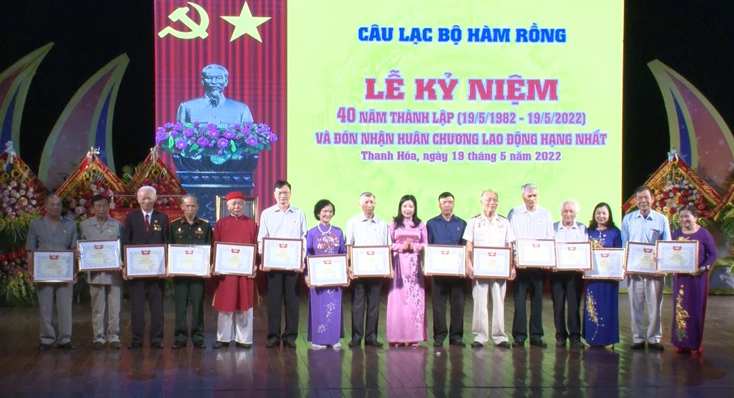 Đồng ch&iacute; Trưởng ban D&acirc;n vận Tỉnh ủy, Chủ tịch Ủy ban MTTQ tỉnh Phạm Thị Thanh Thủy trao Bằng khen của Chủ tịch Ủy ban MTTQ tỉnh cho 7 tập thể v&agrave; 10 c&aacute; nh&acirc;n c&oacute; th&agrave;nh t&iacute;ch xuất sắc trong tham gia c&aacute;c phong tr&agrave;o thi đua y&ecirc;u nước, x&acirc;y dựng khối đại đo&agrave;n kết to&agrave;n d&acirc;n tộc.