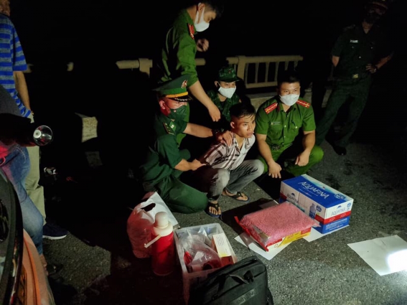 Đối tượng Trần Hoàng Minh Nhật và tang vật tại thời điểm bị bắt giữ. Ảnh: CAQT