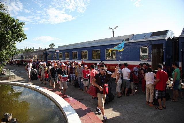 Trong 5 ngày (từ ngày 29/4 đến hết ngày 3/5), 192 đoàn tàu hỏa của Tổng Công ty đường sắt Việt Nam đã đón và vận chuyển an toàn hơn 123.000 hành khách. Doanh thu đạt hơn 39,1 tỷ đồng.