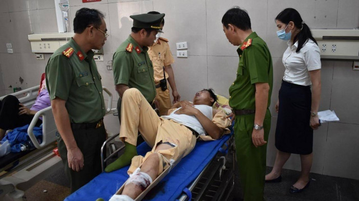 Lãnh đạo Công an tỉnh Ninh Bình thăm hỏi, động viên Thiếu tá Chung tại bệnh viện