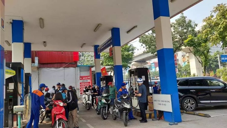 Gi&aacute; xăng tiếp tục tăng.