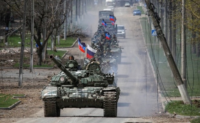 Đoàn xe của lực lượng thân Nga tại Mariupol, Ukraine (Ảnh: Reuters).