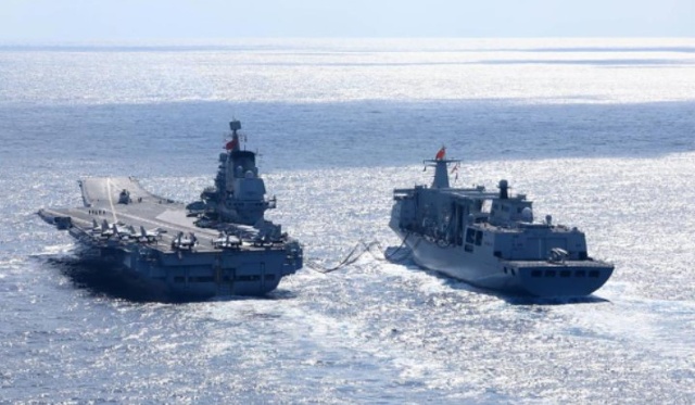 Tàu sân bay Liêu Ninh (trái) huấn luyện tiếp nhiên liệu trên biển hồi tháng 12/2021. Ảnh: Quân đội Trung Quốc