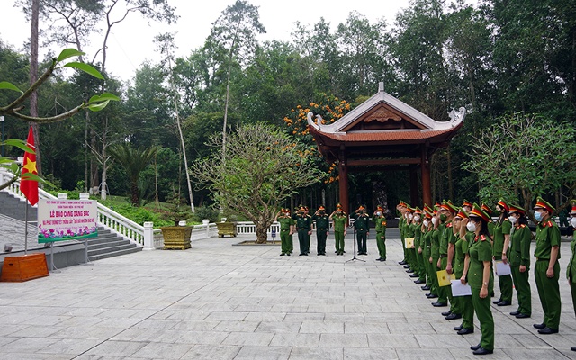 Ðoàn Thanh niên và Hội Phụ nữ Cục Cảnh sát quản lý hành chính về trật tự xã hội (Bộ Công an) tổ chức lễ báo công dâng Bác tại Khu di tích K9, tháng 3/2022. (Ảnh Ngọc Hà)