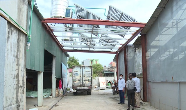 anh Nguyễn Văn Tuyến đã đầu tư 10 tỷ đồng để lắp đặt hệ thống pin năng lượng mặt trời, ủ mắm theo công nghệ phơi kín. 