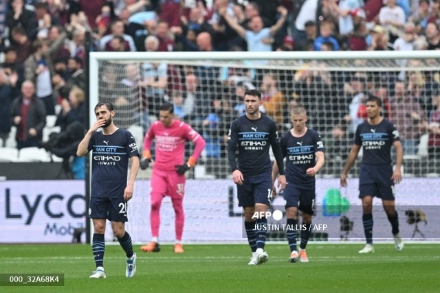 Man City sẽ phải chờ đến vòng cuối cùng mới có thể bảo vệ thành công chức vô địch Premier League. Ảnh: AFP