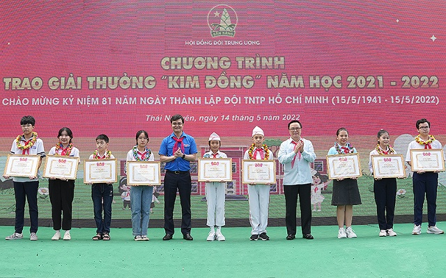 Đồng chí Bùi Quang Huy, Ủy viên Dự khuyết Trung ương Đảng, Bí thư Thường trực Trung ương Đoàn, trao Giải thưởng Kim Đồng năm học 2021-2022 tặng đội viên, cán bộ chỉ huy Đội xuất sắc.