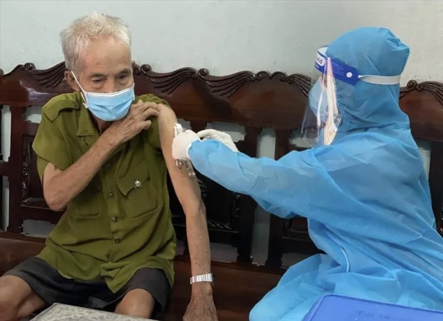  Tiêm vaccine COVID-19 cho người lớn tuổi tại TPHCM. Ảnh: Nguyễn Ly
