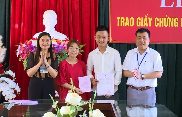 lãnh đạo chính quyền địa phương đã trao giấy chứng nhận kết hôn và thư chúc mừng anh Tùng và chị Trang.