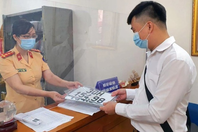 Người dân làm thủ tục đăng ký xe ở Hà Nội (Ảnh: CTV).