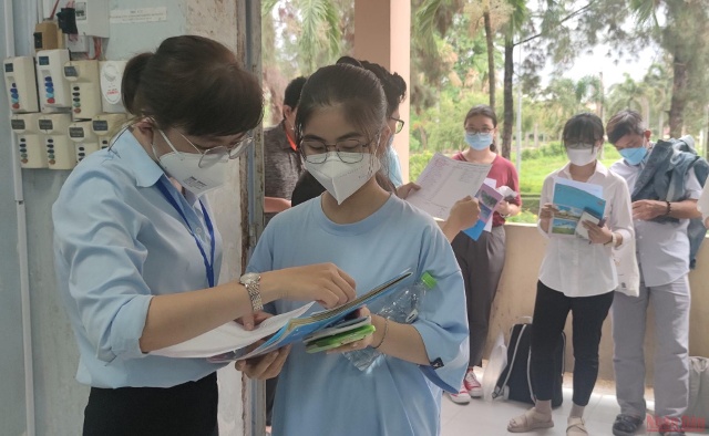 Các thí sinh làm thủ tục vào phòng thi tham gia Kỳ thi đánh giá năng lực đợt 2 năm 2022.