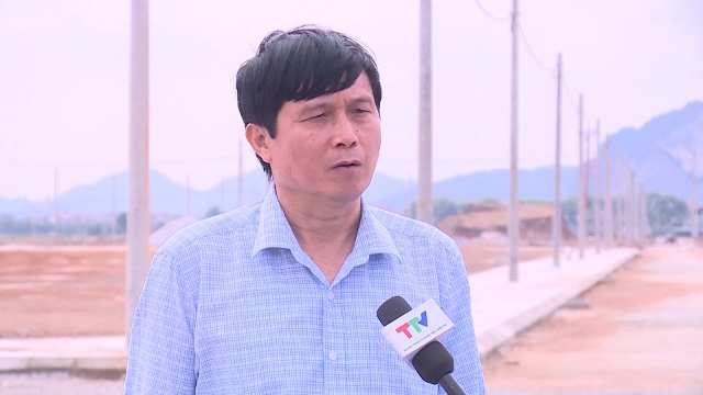 Ông Đỗ Quyết Thắng - Bí thư Đảng ủy xã Vĩnh Hùng, huyện Vĩnh Lộc: Khu tái định cư phủ Trịnh đã thành lập khu dân cư mới với hệ thống hạ tầng rất là tốt; nhân dân ở đấy rất phấn khởi, cũng tạo điều kiện cho công tác quản lý an ninh trật tự của địa phương cũng tốt hơn.