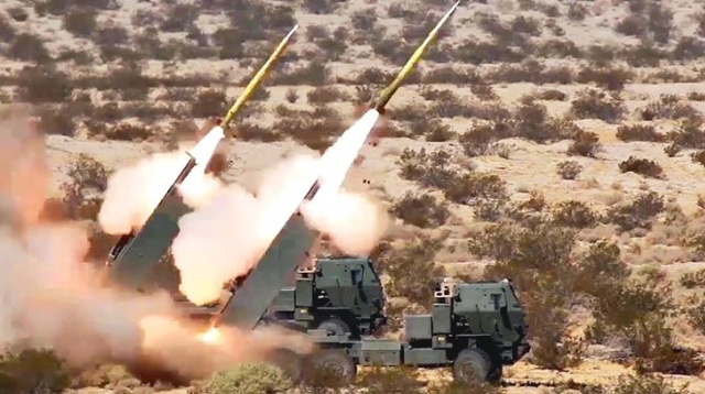 Hệ thống pháo phản lực phóng loạt M31 của Mỹ khai hỏa (Ảnh: Air Source Military).