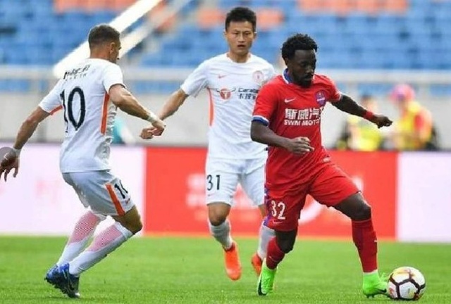 CLB Chongqing Liangjiang Athletic (&aacute;o đỏ) phải giải thể v&igrave; vỡ nợ.