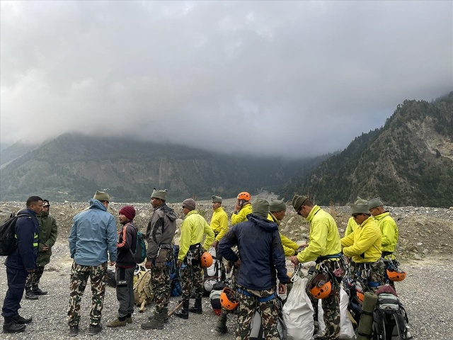 Lực lượng cứu hộ bao gồm cả quân đội Nepal vẫn đang tiếp tục tìm kiếm. Ảnh: Twitter 