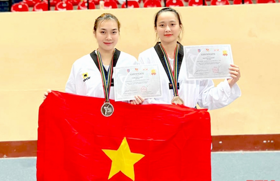 Hai VĐV Nguyễn Thị Hương (bên phải) và Phạm Ngọc Châm (bên trái) giành 1 HCV, 1 HCB cho đoàn chủ nhà Việt Nam tại giải.