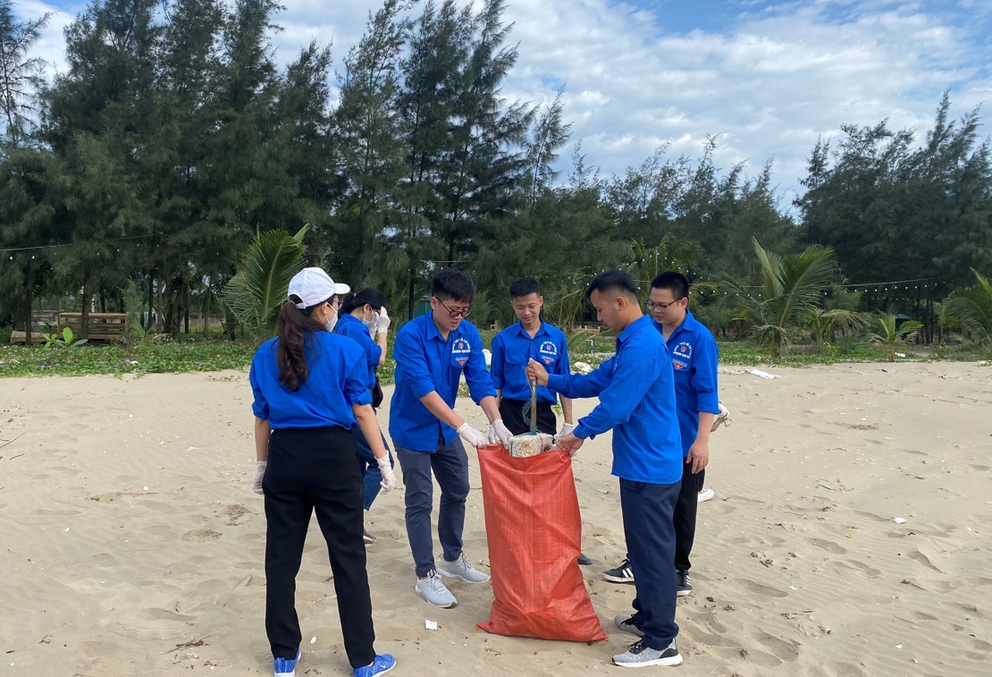đông đảo đoàn viên, thanh niên của  Agribank Nam Thanh Hóa, Đài Phát thanh và Truyền hình Thanh Hóa, ABIC Thanh Hóa đã cùng tham gia hoạt động thu gom rác thải, làm sạch bãi biển Hải Lĩnh, thị xã Nghi Sơn.