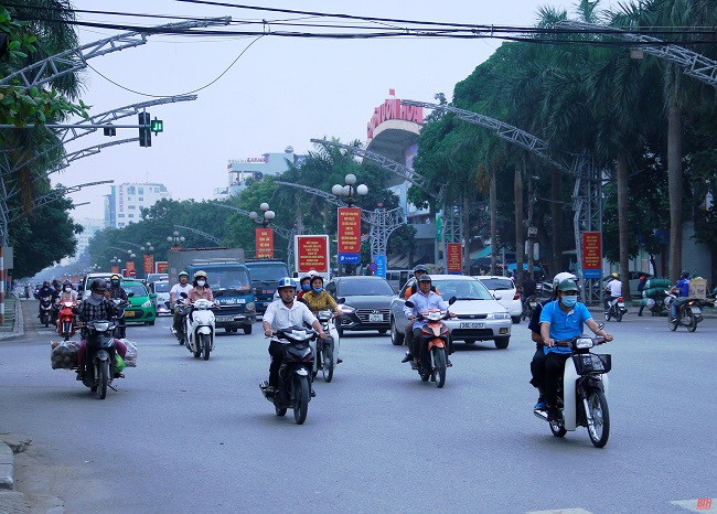Vào giờ cao điểm, người và phương tiện tham gia giao thông trên tuyến Đại lộ Lê Lợi (TP Thanh Hóa) tăng cao.