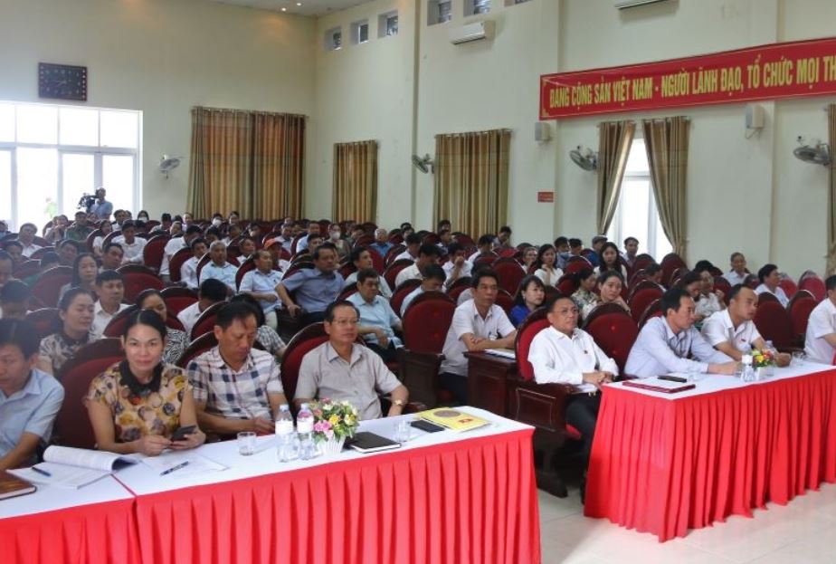 Các đại biểu HĐND tỉnh và cử tri TP Sầm Sơn tại buổi tiếp xúc.