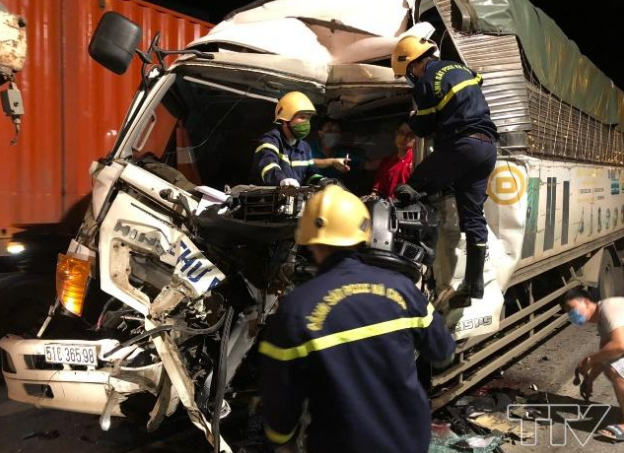 Hàng chục lính cứu hoả giải cứu tài xế mắc kẹt trong cabin xe tải.