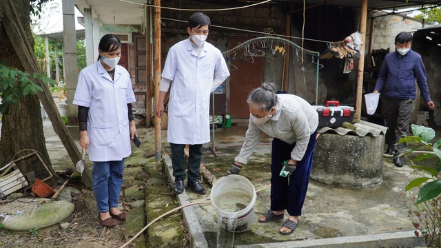 C&aacute;n bộ y tế tuy&ecirc;n truyền, hướng dẫn người d&acirc;n thực hiện c&aacute;c biện ph&aacute;p ph&ograve;ng, chống sốt xuất huyết.