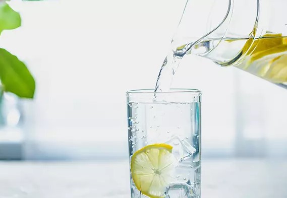 Một vài lát chanh cho vào cốc nước lọc giúp ích cho sức khỏe. Ảnh minh họa: Selecthealth