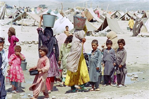Phụ nữ và trẻ em Afghanistan lấy nước tại một trại tị nạn ở Jalalabad, Afghanistan.