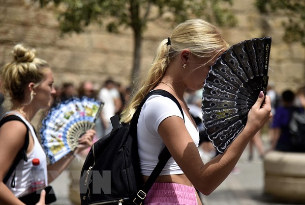 Người dân làm mát khi nhiệt độ lên cao tại Seville, Tây Ban Nha ngày 13/6/2022. (Nguồn: AFP/TTXVN)
